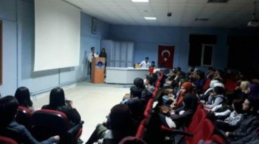 &Uuml;niversite &Ouml;ğrencilerinden Şiir Dinletisi