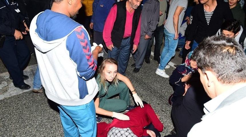 Karşıdan Karşıya Geçen Anne İle Kızına Otomobil Çarptı