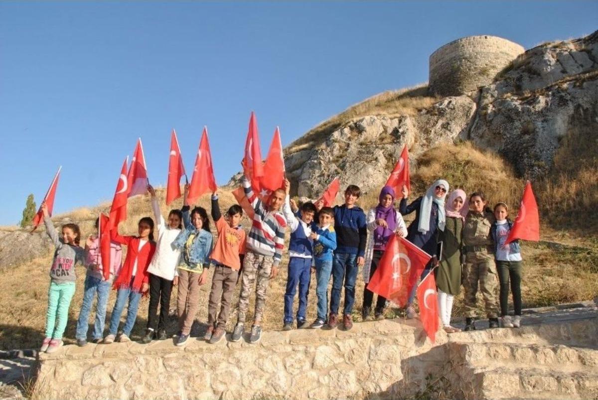 Jandarmadan Van&rsquo;ın Saklı &Ccedil;i&ccedil;eklerine K&uuml;lt&uuml;r Gezisi