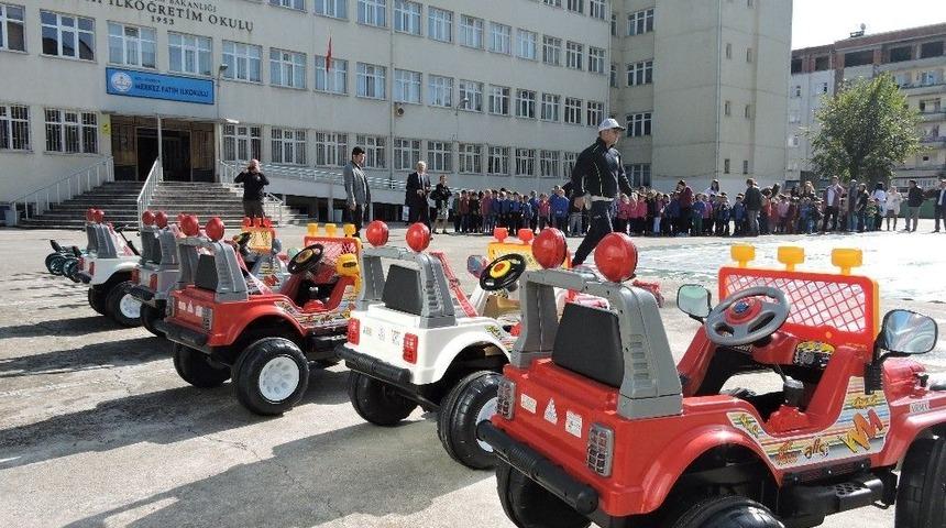 Rize Polisinden &Ccedil;ocuklara Ak&uuml;l&uuml; Ara&ccedil;la Trafik Eğitimi