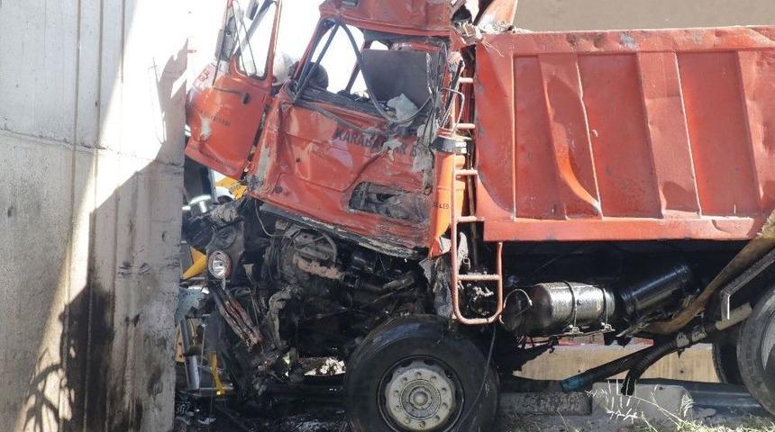 Hızını Alamayan Belediye Kamyonu K&ouml;pr&uuml; Ayağına &Ccedil;arptı: 1 &Ouml;l&uuml;