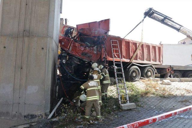 Hızını Alamayan Belediye Kamyonu Köprü Ayağına Çarptı: 1 Ölü