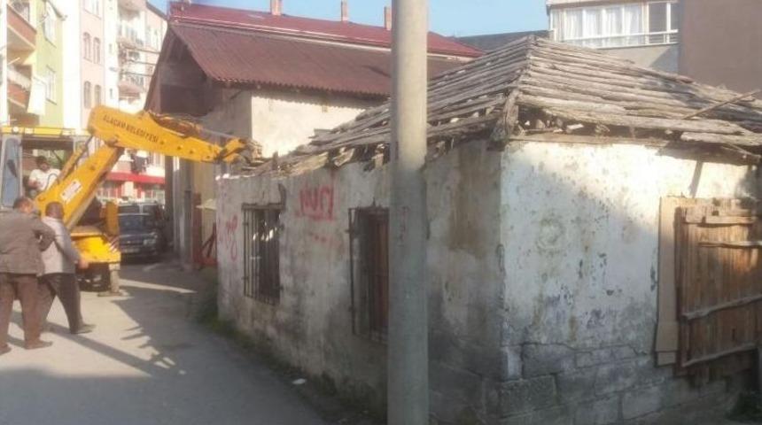 Ala&ccedil;am&rsquo;da Metruk Binalar Yıkılıyor