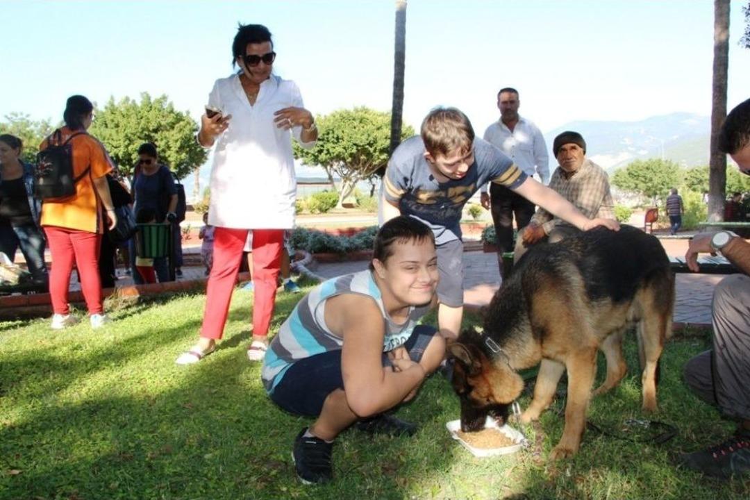 Down Sendromlu &Ccedil;ocuklar Sokak Hayvanlarına Yem Bıraktı