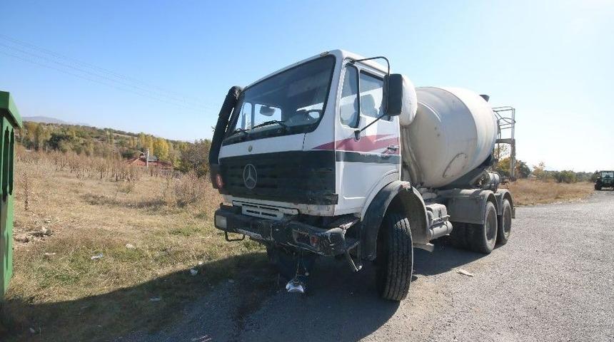 Beyşehir Ve H&uuml;y&uuml;k&rsquo;te Trafik Kazaları: 4 Yaralı
