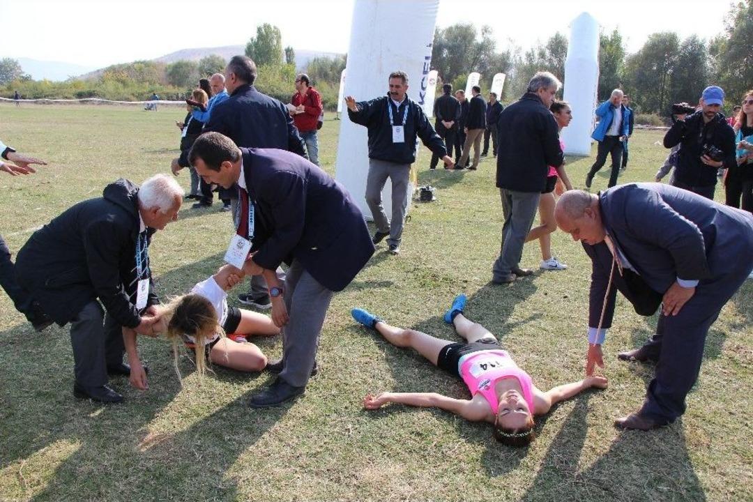 Kros&ccedil;ular Yere Yığılıp Nefes Nefese Kaldı