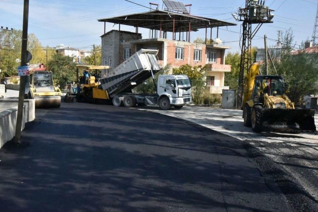 İpekyolu Belediyesi&rsquo;nin Yeni Yol Ve Asfalt &Ccedil;alışmaları Devam Ediyor