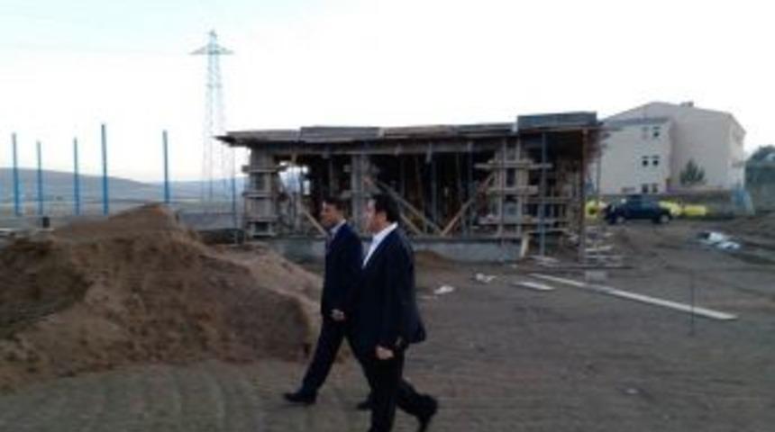 &Ccedil;ıldır Kaymakamı İmamoğlu Yapımı Devam Eden Spor Tesislerini İnceledi