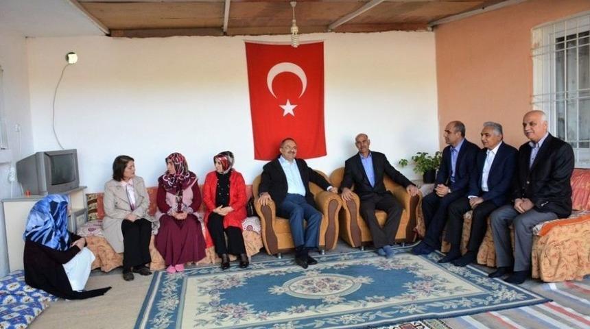 Vali Kaban Ve Eşi Şehit Ailelerini Unutmadı