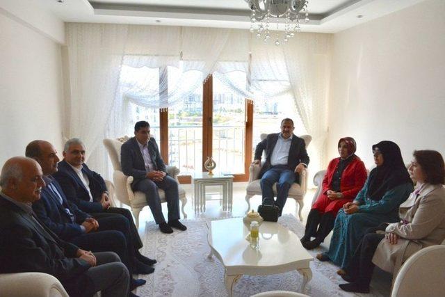 Vali Kaban Ve Eşi Şehit Ailelerini Unutmadı 1