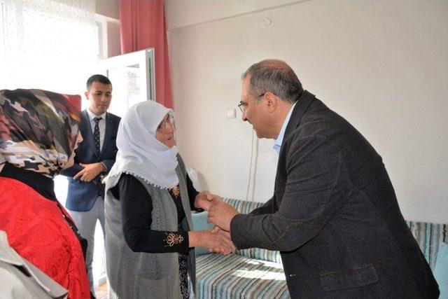 Vali Kaban Ve Eşi Şehit Ailelerini Unutmadı 2