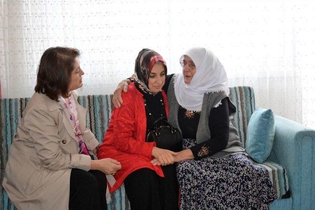 Vali Kaban Ve Eşi Şehit Ailelerini Unutmadı 3