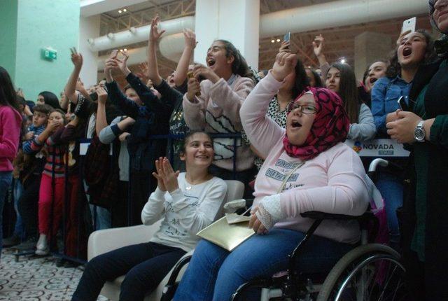 Sinan Ak&ccedil;ıl, Tokat&rsquo;ta Hayranlarıyla Buluştu 3