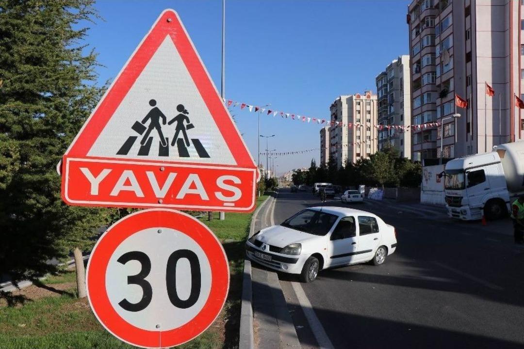 Direksiyon Hakimiyetini Kaybetti, Kaldırımda Y&uuml;r&uuml;yen &Ccedil;ocukları Ezdi