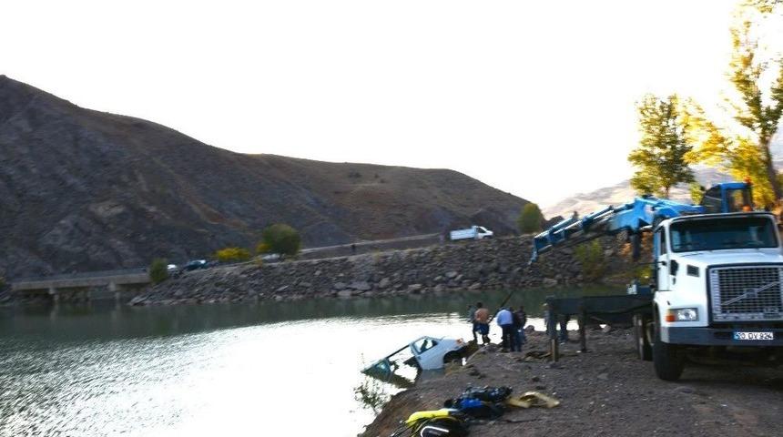 Park Halindeki Minib&uuml;s Baraj G&ouml;l&uuml;ne D&uuml;şt&uuml;
