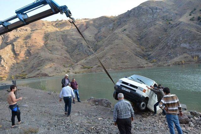 Park Halindeki Minibüs Baraj Gölüne Düştü