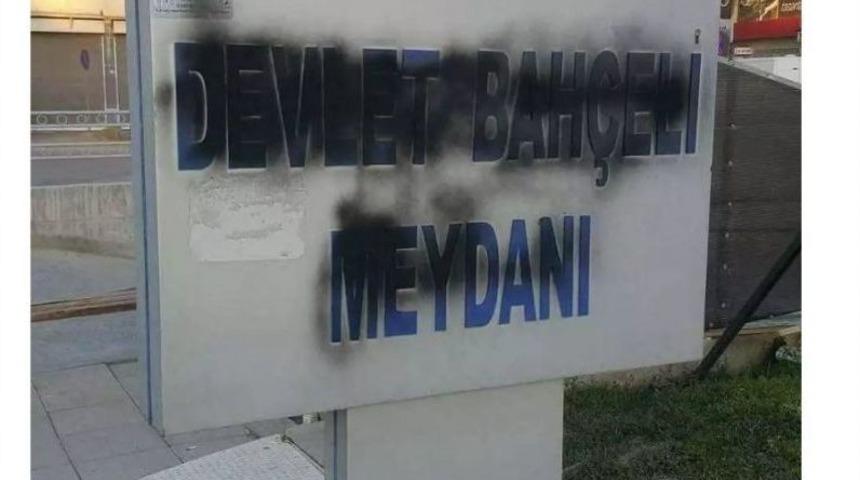 Ak Partili Belediye Siyaha Boyanan &rsquo;devlet Bah&ccedil;eli Meydanı&rsquo; Tabelasını Yeniledi