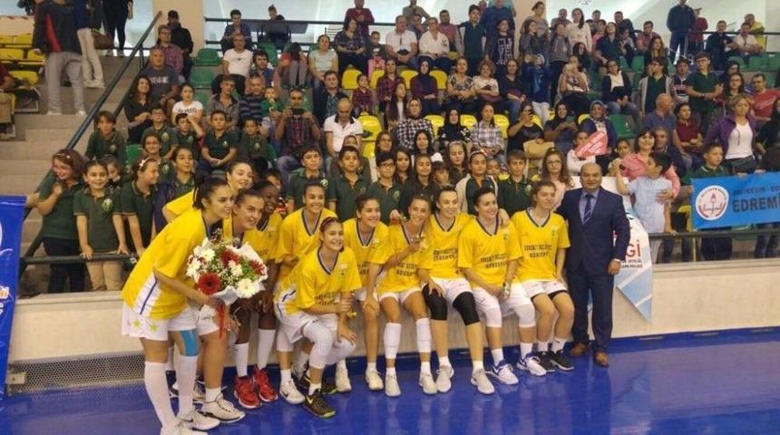 Basketbolculara &Ouml;ğrencilerden Taraftar Desteği