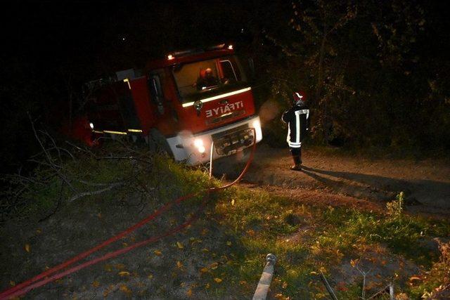 Tosya’da Çıkan Yangında 2 Katlı Ahşap Ev Yandı