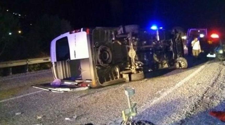 İzmir&rsquo;de Turistleri Taşıyan Minib&uuml;s Devrildi: 5 Yaralı