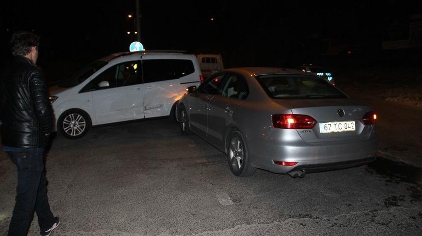 Alkoll&uuml; S&uuml;r&uuml;c&uuml; Polis Aracına &Ccedil;arptı: 2&rsquo;si Polis 5 Yaralı