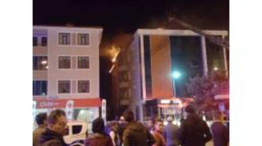 Erzincan Da 4 İtfaiye Aracının Müdahale Ettiği Yangın Söndürüldü