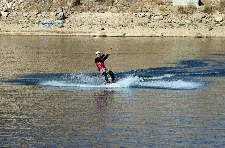 Bozkırın Ortasında Kablolu Su Kayağı Keyfi Yaşandı G4