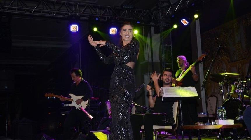 Yıldız Tilbe İzmir&rsquo;de Konser Verdi