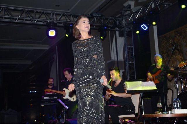 Yıldız Tilbe İzmir’de Konser Verdi