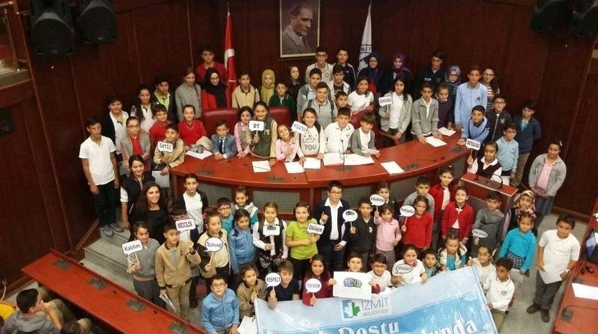 İzmit Belediyesi Meclisi &Ccedil;ocuklar İ&ccedil;in A&ccedil;ıldı