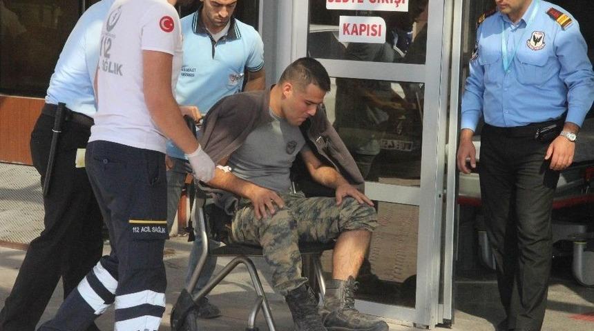 Sınırda Zırhlı Ara&ccedil; Devrildi; 8 Asker Yaralandı