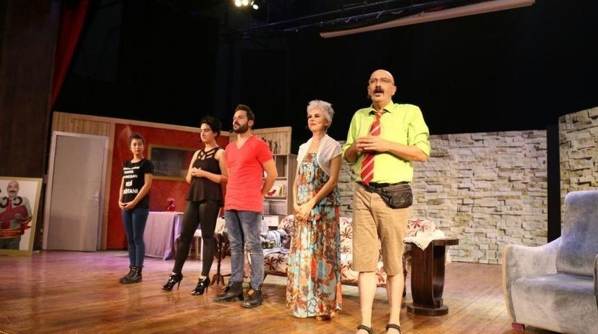 Batman’da Tiyatro Salonu Doldu Taştı