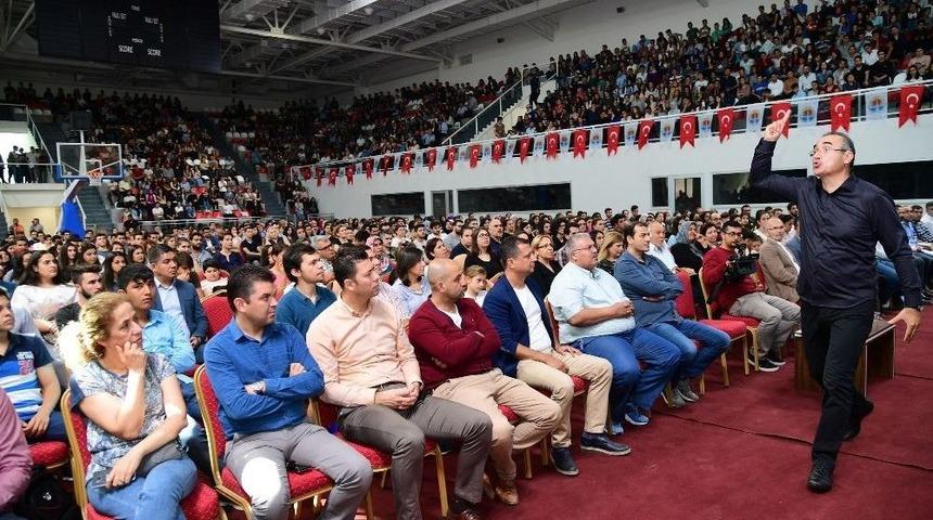 Sunay Akın, Gençleri Bilginin Işığıyla Aydınlattı