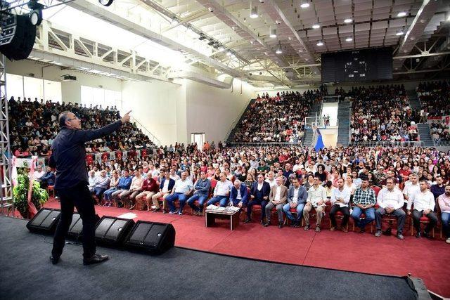 Sunay Akın, Gençleri Bilginin Işığıyla Aydınlattı