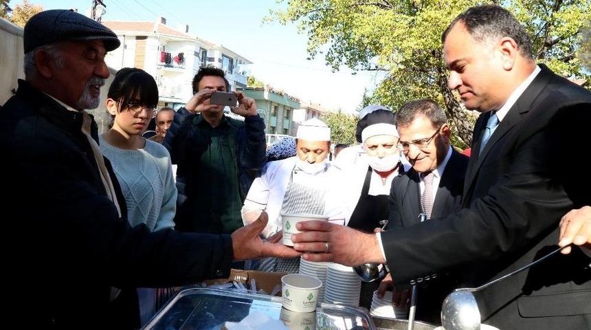 Aşure Lokması Seyranbağları&rsquo;nda Paylaşıldı