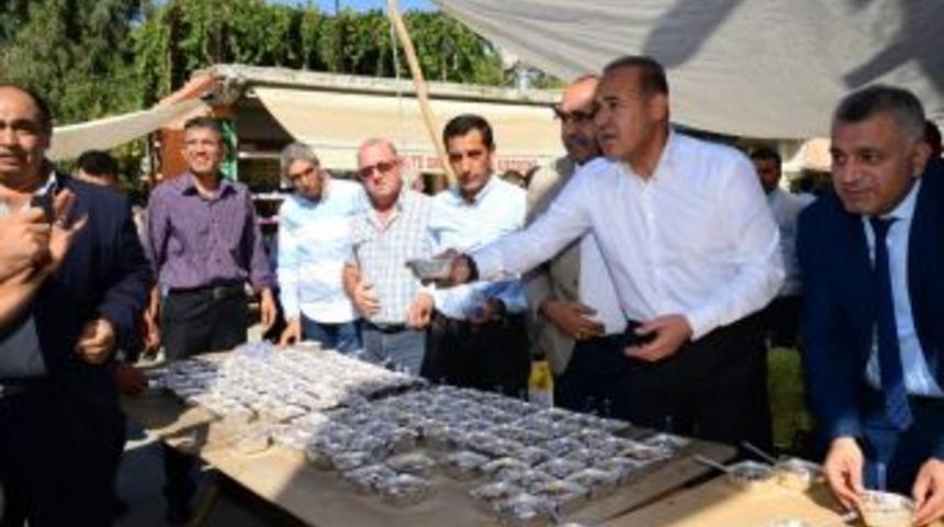 Başkan S&ouml;zl&uuml; Aşure Dağıttı