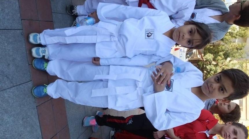 Burhaniyeli Minik Kardeşler Tekvandocu Oldu