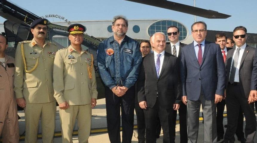 Pakistan Başbakanı Abbasi, İstanbul&rsquo;da Atak Helikopterini Test Etti