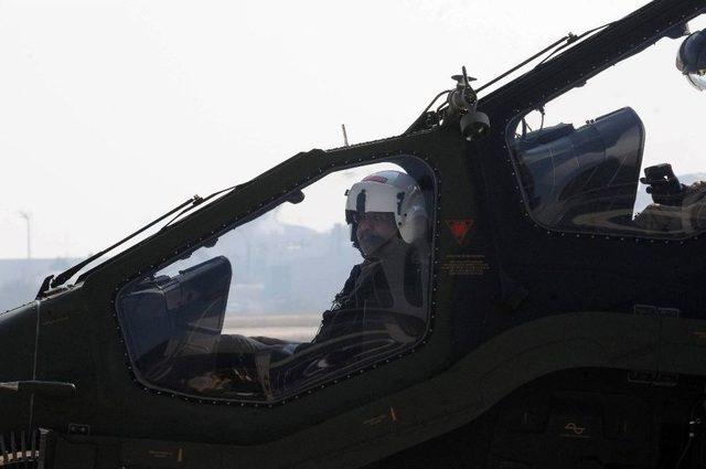 Pakistan Başbakanı Abbasi, İstanbul’da Atak Helikopterini Test Etti
