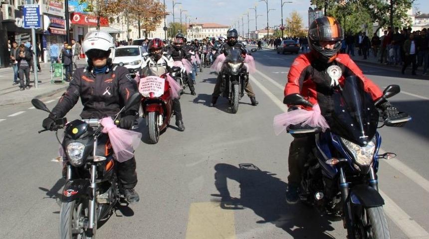 Motosikletleriyle Meme Kanserine Dikkat &Ccedil;ektiler