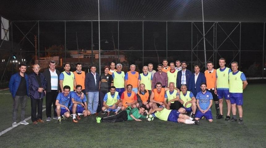 Belediye İle Muhtarlar Ma&ccedil;ında Dostluk Galip Geldi