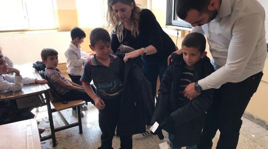 Kırsal Mahalledeki &Ouml;ğrencilere Kışlık Giysi Yardımı