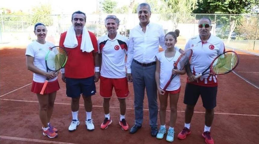 Mezitli’de Tenisçiler Dostluk Maçında Bir Araya Geldi
