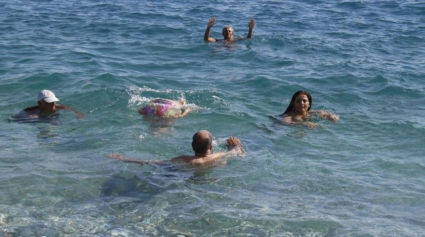Antalya&rsquo;da Ekim Ayı Sonunda Deniz Keyfi