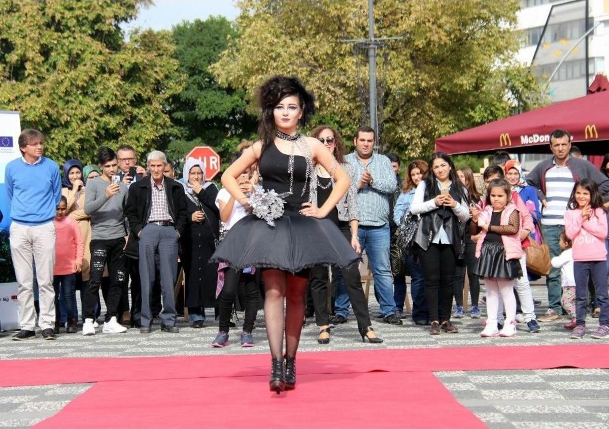 Atık Malzemelerden Yapılan Elbise Defilesi B&uuml;y&uuml;ledi