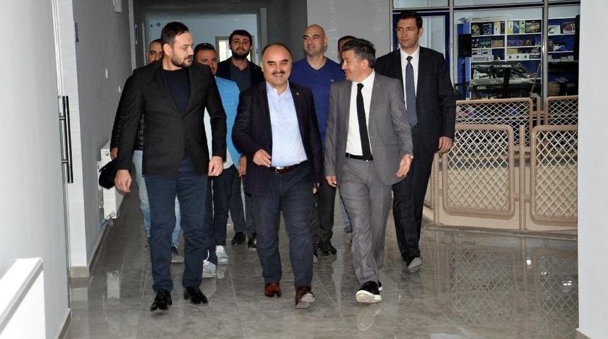 Vali G&uuml;naydın Gazetecileri Unutmadı