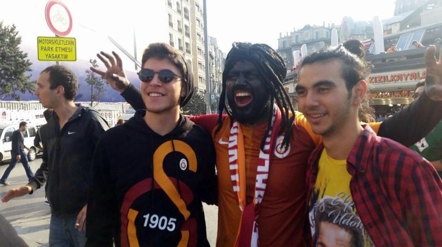 Galatasaraylı Taraftarların Gomis Sevgisi