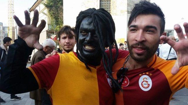 Galatasaraylı Taraftarların Gomis Sevgisi 1