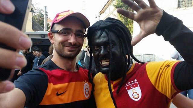 Galatasaraylı Taraftarların Gomis Sevgisi 2