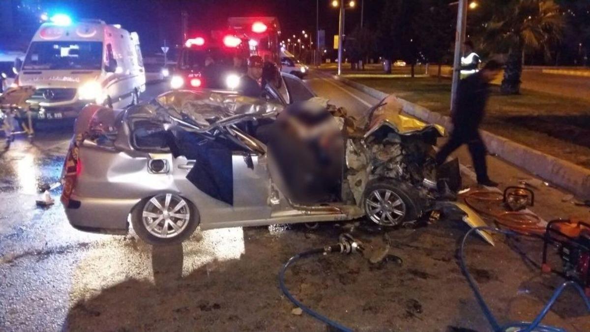 Otomobil Tıra &Ccedil;arptı: 2 &Ouml;l&uuml;, 2 Ağır Yaralı